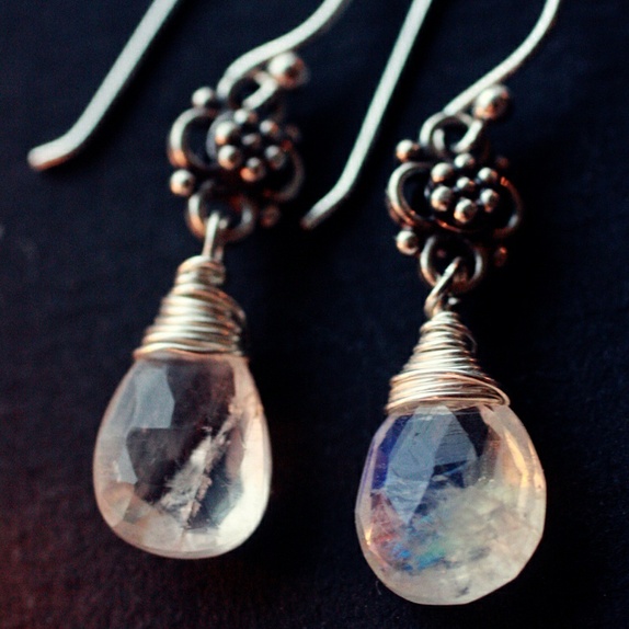 Sølvroser med månestener ~ Sterling sølv ørepynt - Epla