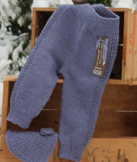 babybukse m lue strikket i okologisk u epla