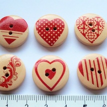 20 mm - Trehvite knapper med røde hjerter (1097) til salgs  Norge