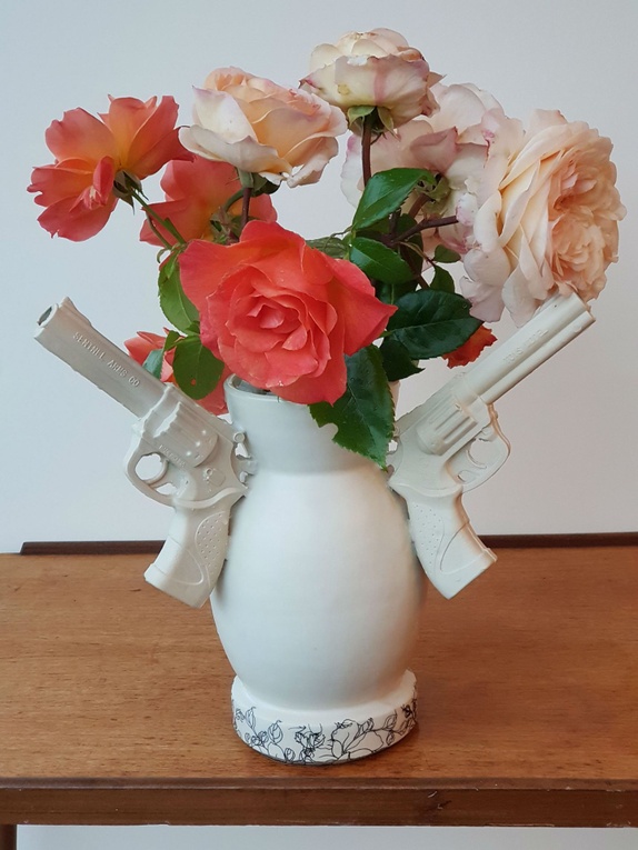 Guns for roses vase Epla