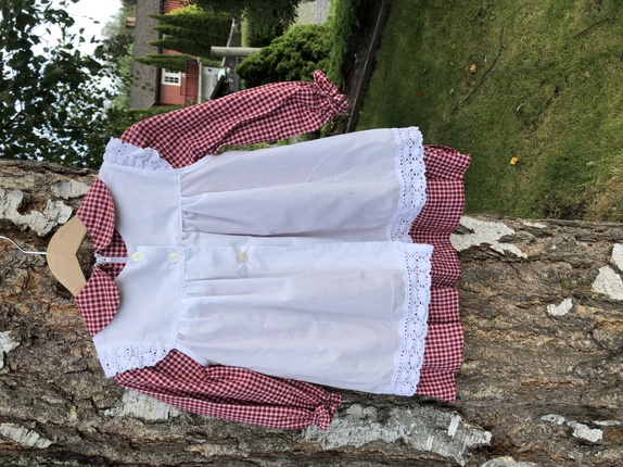 nostalgisk kjole med forklekjole epla