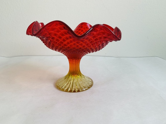 Elegant rød/gull dansk glass skål på fot, pressglass, retro. - Epla
