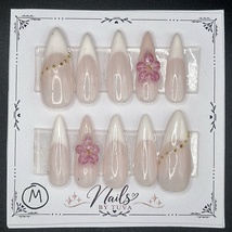 Nydelige stiletto glue-on negler med french tip og dekor