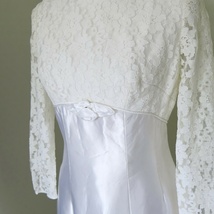 Hvit bluse med blonder Hvit bluse med blonder