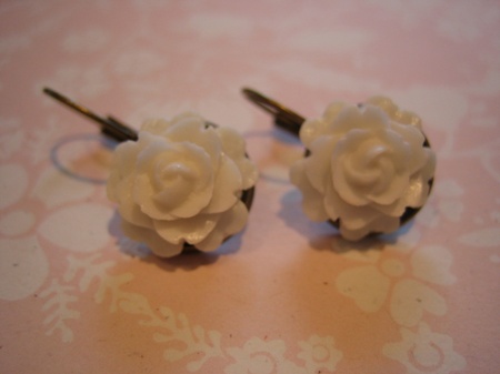 Enkle øredobber med hvite små roser - Epla