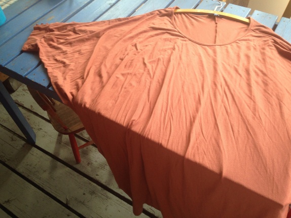 Terrakottafarget kjole med flaggermusermer. - Epla