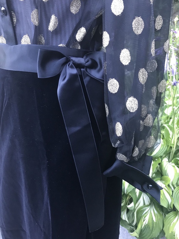Ubrukt, vakkert sett fra YVES SAINT LAURENT ankelfotsidt skjørt i speilfløyel og silke, samt bluse i tyll og silke. Ubrukt, vakkert sett fra YVES SAINT LAURENT ankelfotsidt skjørt i speilfløyel og silke, samt bluse i tyll og silke.