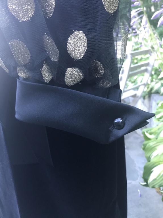 Ubrukt, vakkert sett fra YVES SAINT LAURENT ankelfotsidt skjørt i speilfløyel og silke, samt bluse i tyll og silke. Ubrukt, vakkert sett fra YVES SAINT LAURENT ankelfotsidt skjørt i speilfløyel og silke, samt bluse i tyll og silke.