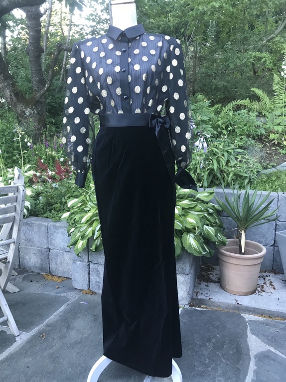 Ubrukt, vakkert sett fra YVES SAINT LAURENT ankelfotsidt skjørt i speilfløyel og silke, samt bluse i tyll og silke. Ubrukt, vakkert sett fra YVES SAINT LAURENT ankelfotsidt skjørt i speilfløyel og silke, samt bluse i tyll og silke.