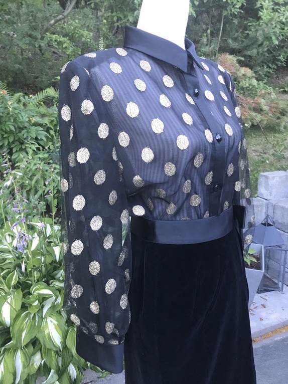 Ubrukt, vakkert sett fra YVES SAINT LAURENT ankelfotsidt skjørt i speilfløyel og silke, samt bluse i tyll og silke. Ubrukt, vakkert sett fra YVES SAINT LAURENT ankelfotsidt skjørt i speilfløyel og silke, samt bluse i tyll og silke.