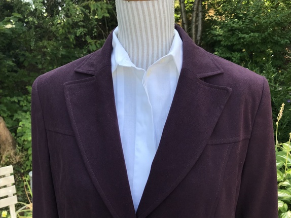 FØR KR 145, Pen, burgunderrød blazer fra KappAhl, Str 44 FØR KR 145, Pen, burgunderrød blazer fra KappAhl, Str 44