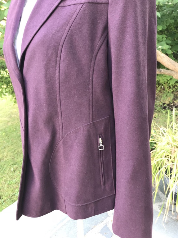 FØR KR 145, Pen, burgunderrød blazer fra KappAhl, Str 44 FØR KR 145, Pen, burgunderrød blazer fra KappAhl, Str 44
