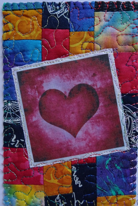 Kort, en liten art quilt med et hjerte Epla